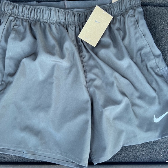 New with Tags $40 Nike Challenger Men's Sz M Black Running Shorts W/Back Pocket - Picture 1 of 8
